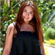 Profesora de inglés imparte clases a todas las edades